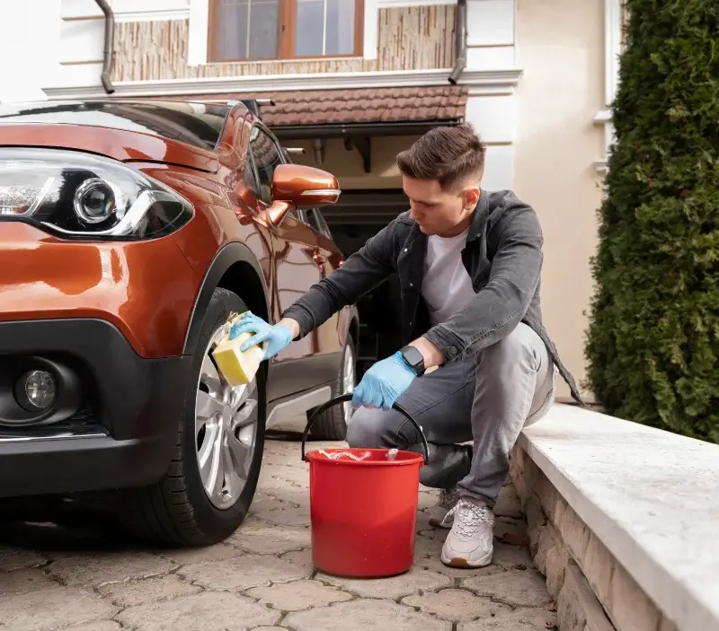 Lavage auto à domicile Hangest-sur-Somme : professionnel intervenant sur un véhicule